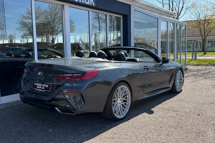 Grå BMW M850i fra 2018