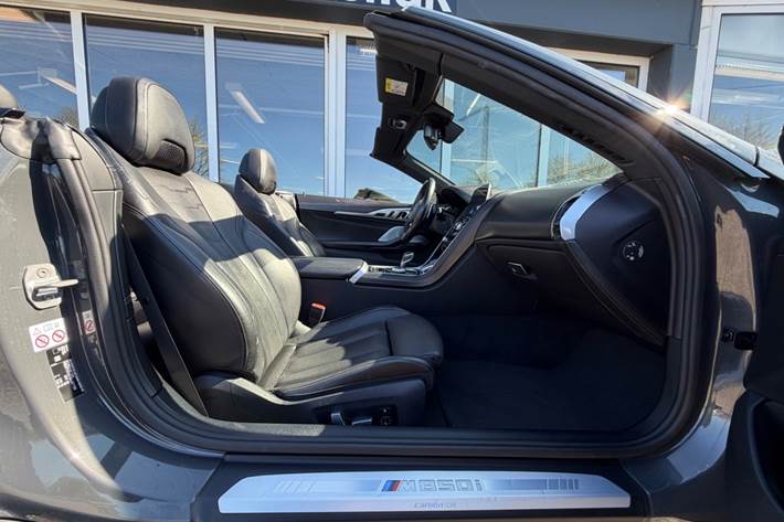 Grå BMW M850i fra 2018