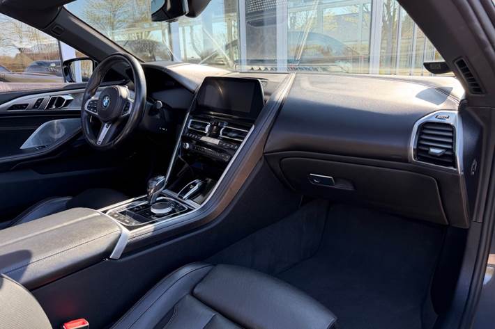 Grå BMW M850i fra 2018
