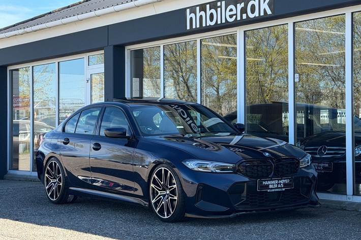 Blå BMW 330e fra 2023