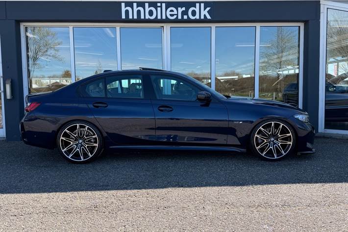 Blå BMW 330e fra 2023