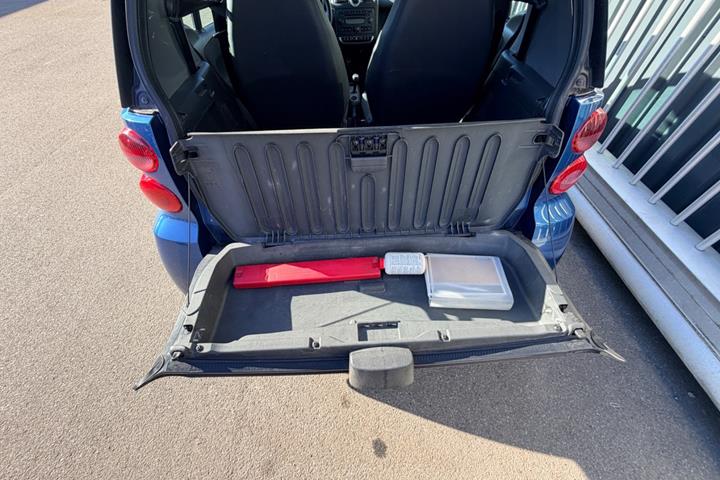 Blå Smart ForTwo Coupé fra 2008 set indefra