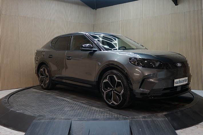 Grå Ford Capri fra 2025 set udefra