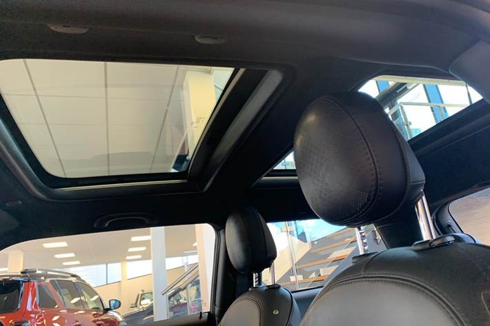 Rød Mini Cooper SE fra 2021