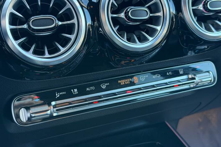 Sort Mercedes EQA300 fra 2024