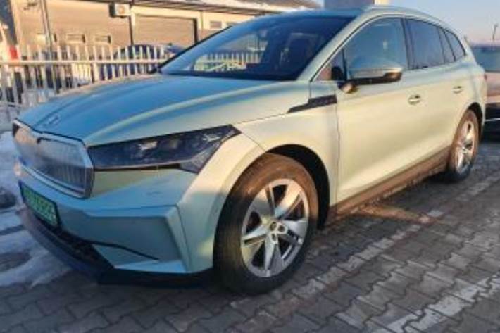 Blå Skoda Enyaq fra 2023 set udefra