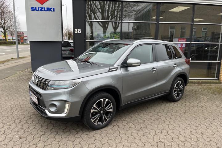Grå Suzuki Vitara fra 2023 set udefra