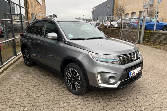 Grå Suzuki Vitara fra 2023