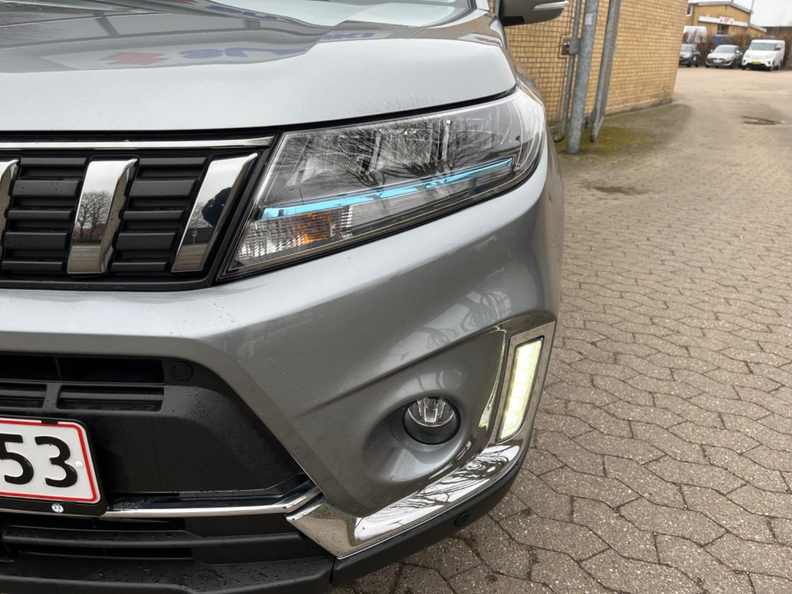 Grå Suzuki Vitara fra 2023