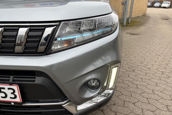 Grå Suzuki Vitara fra 2023
