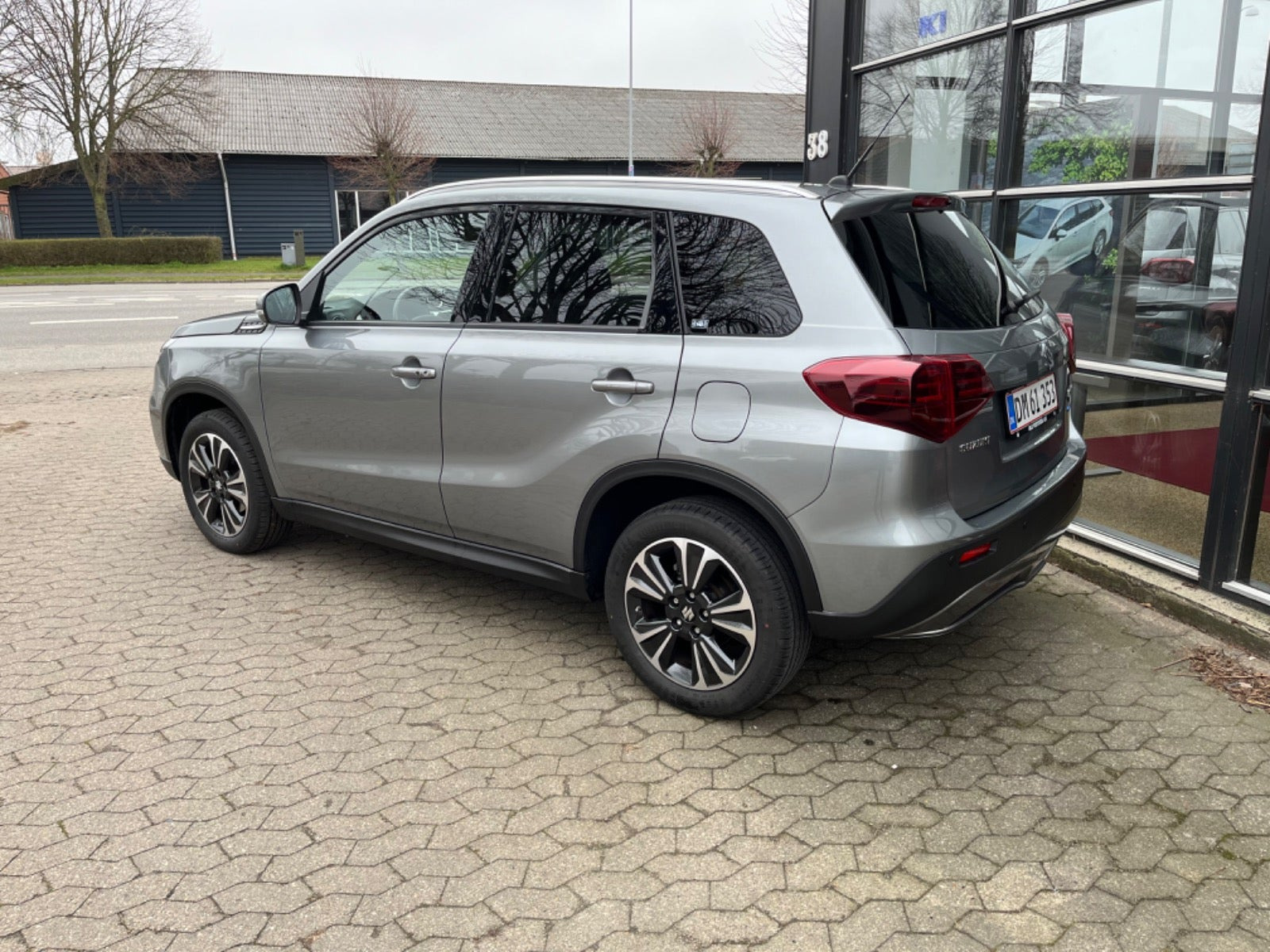 Grå Suzuki Vitara fra 2023