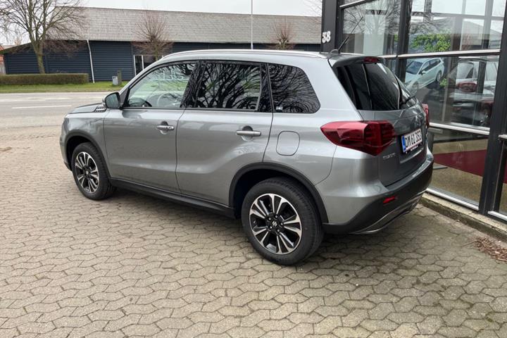 Grå Suzuki Vitara fra 2023