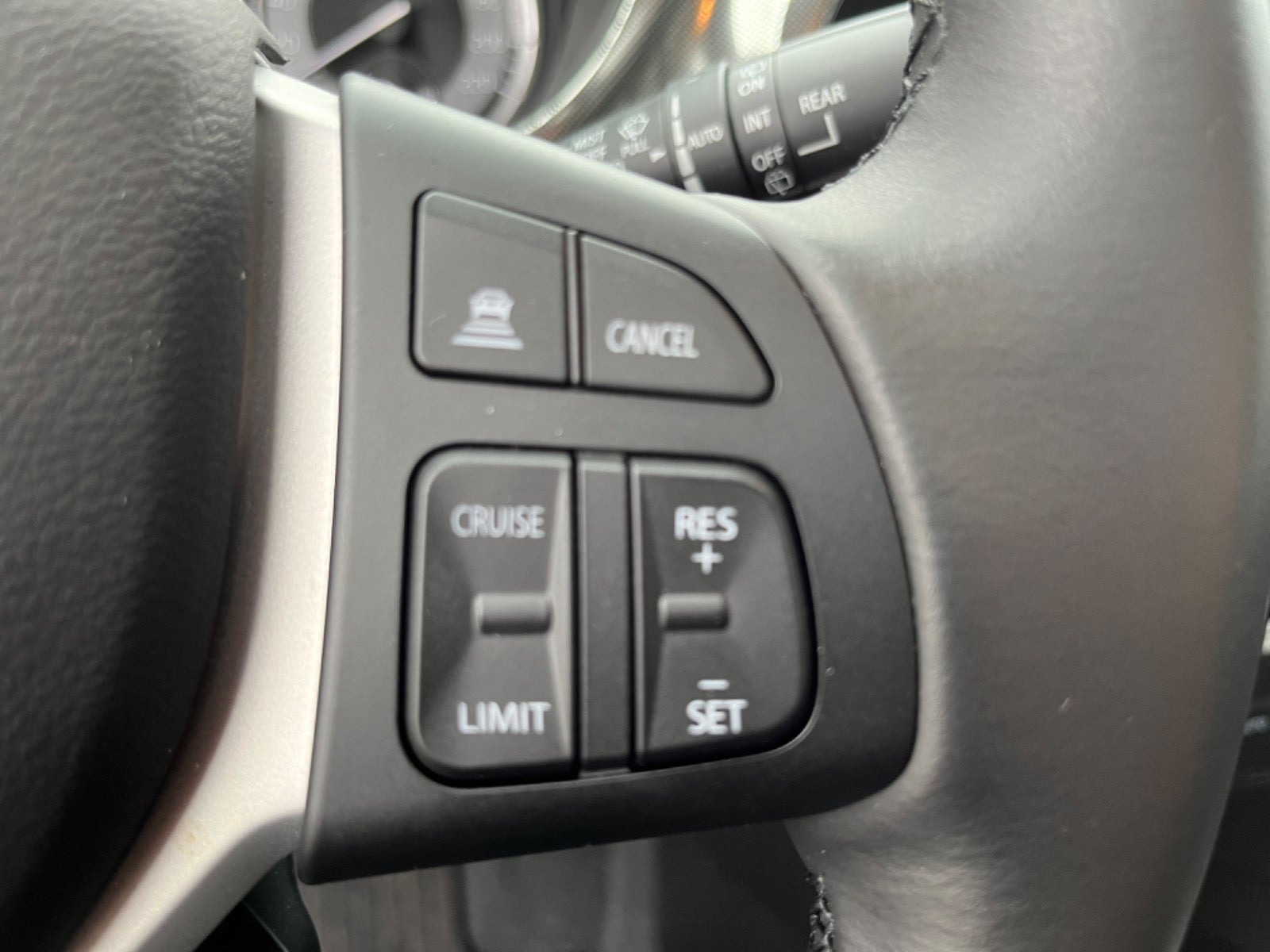 Grå Suzuki Vitara fra 2023