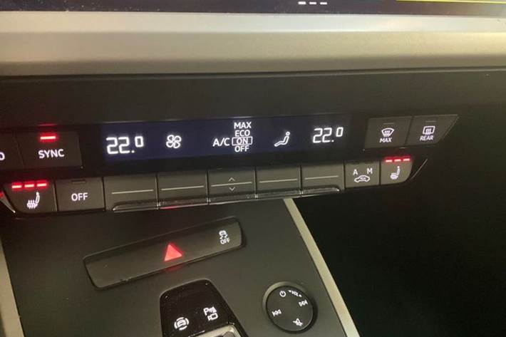 Grå Audi Q4 fra 2024