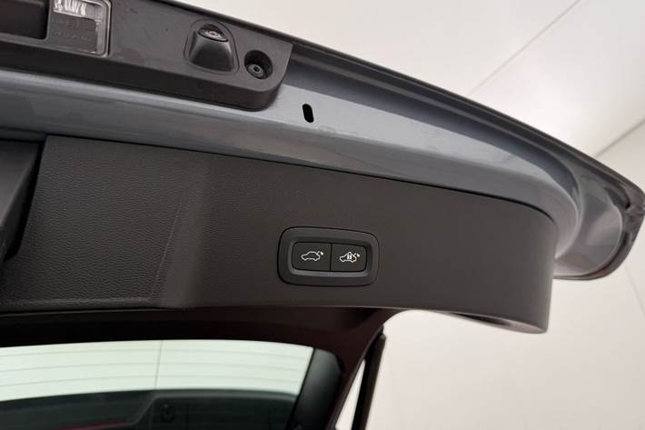 Grå Volvo XC40 fra 2023