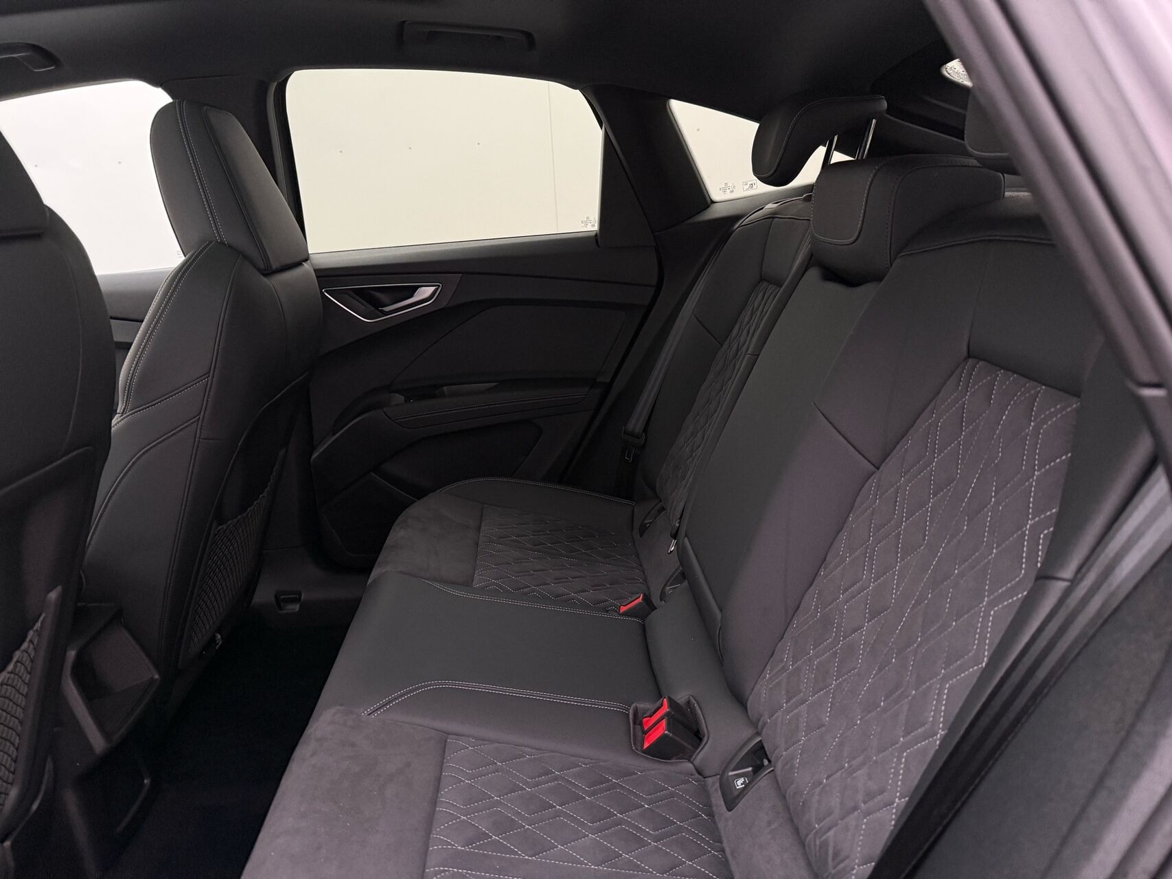 Grå Audi Q4 fra 2024