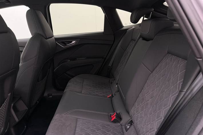 Grå Audi Q4 fra 2024