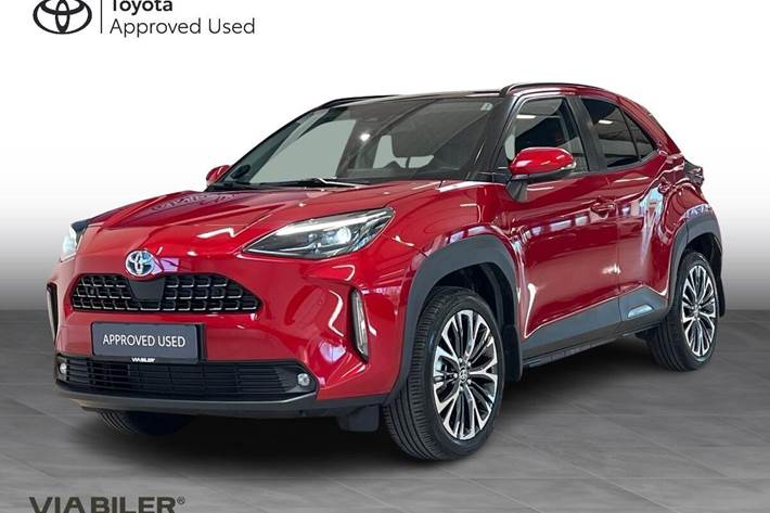 Rød Toyota Yaris Cross fra 2023 set udefra