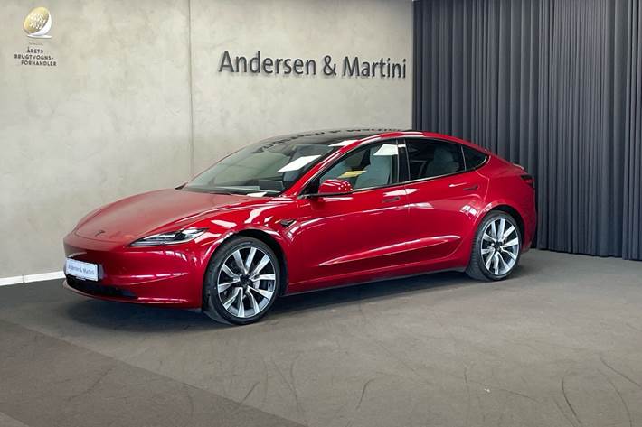 Rød Tesla Model 3 fra 2023