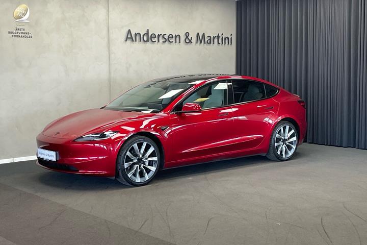 Rød Tesla Model 3 fra 2023