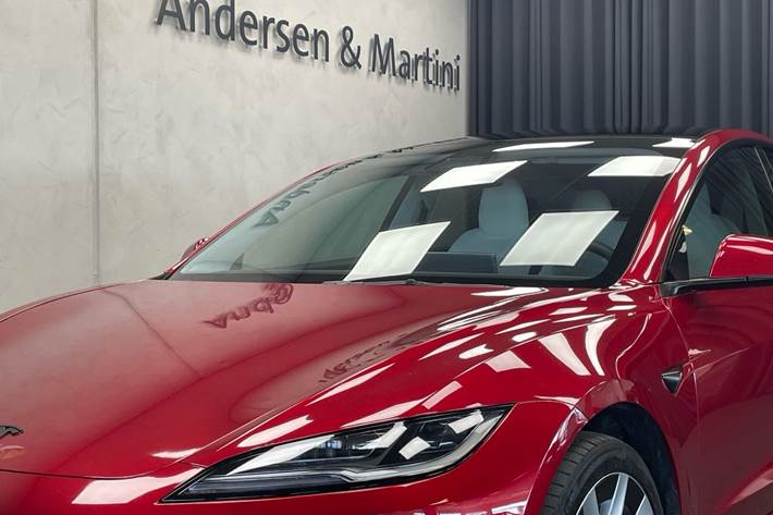 Rød Tesla Model 3 fra 2023
