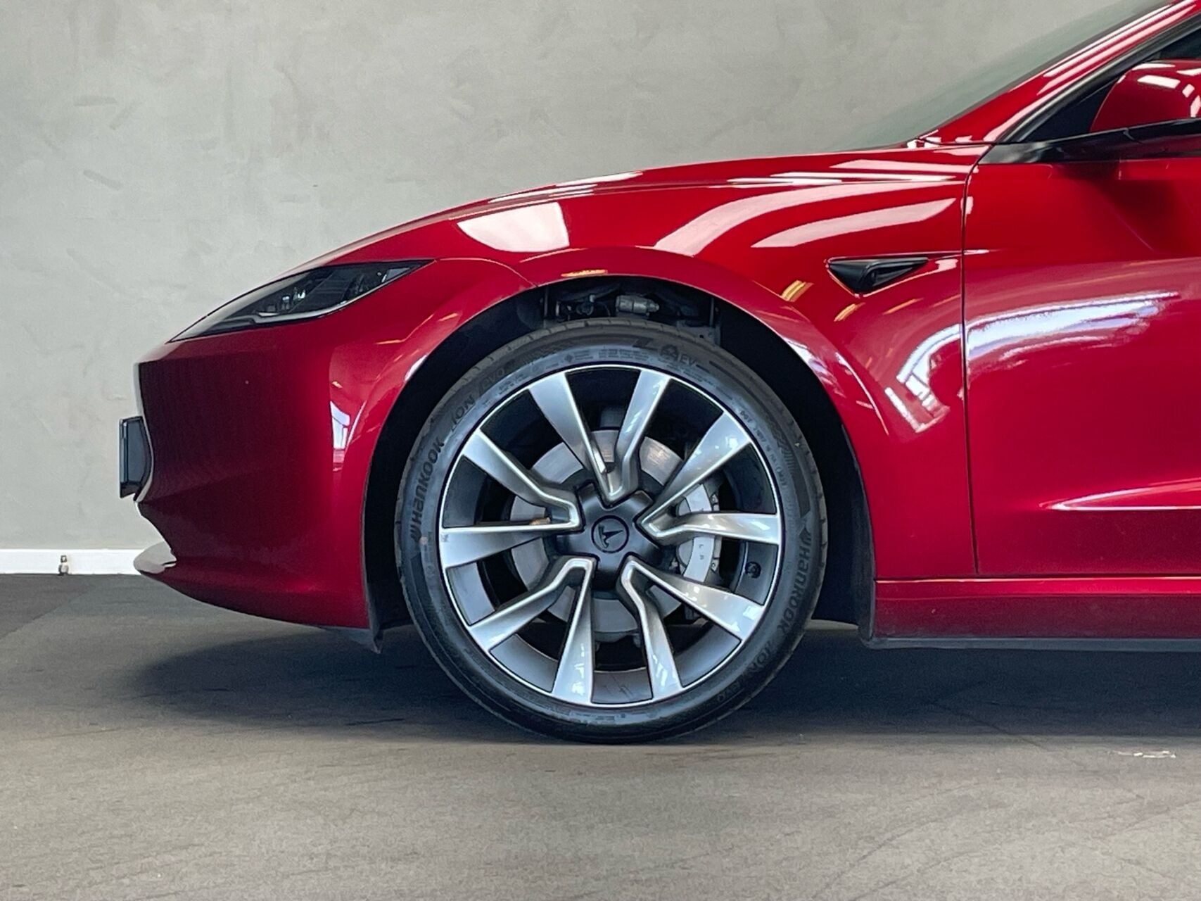 Rød Tesla Model 3 fra 2023