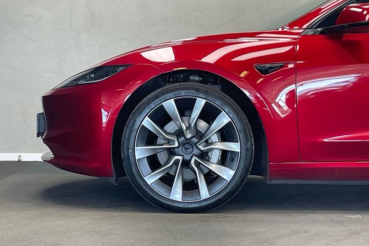 Rød Tesla Model 3 fra 2023