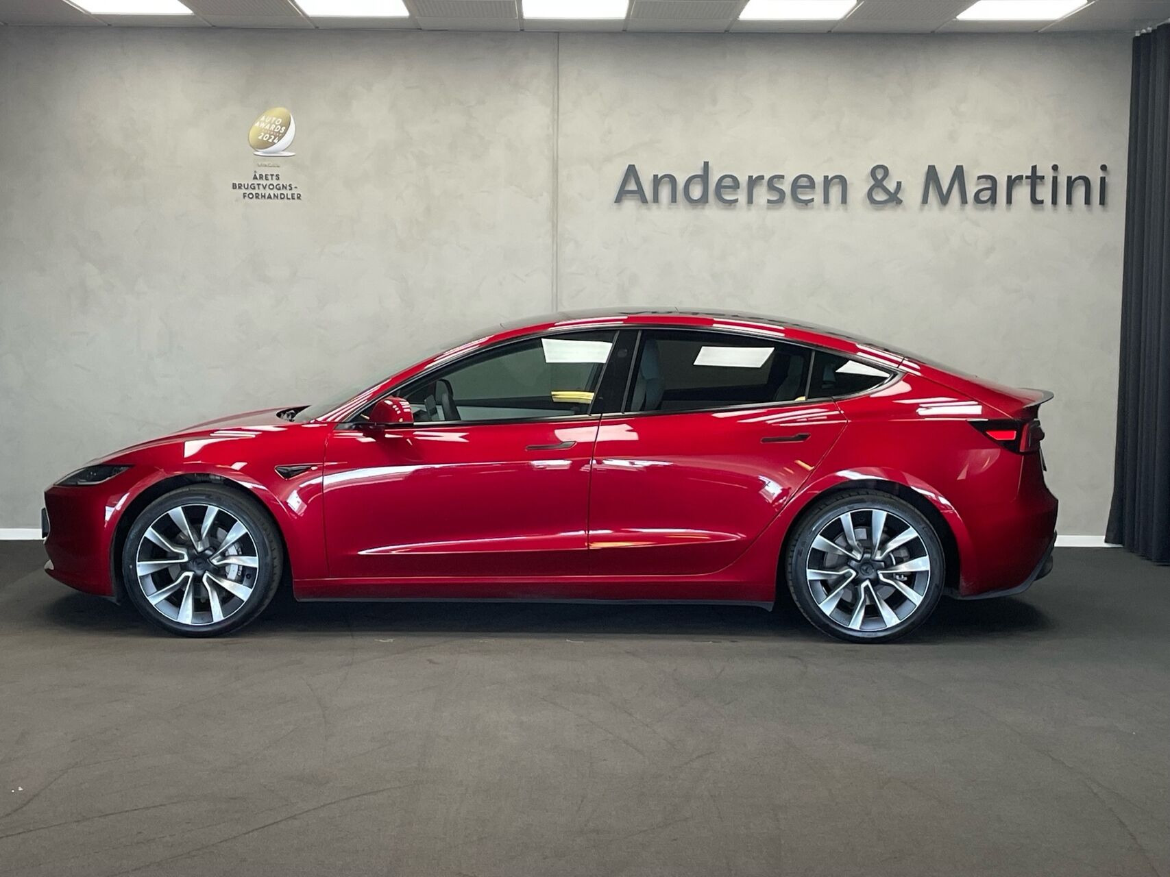 Rød Tesla Model 3 fra 2023