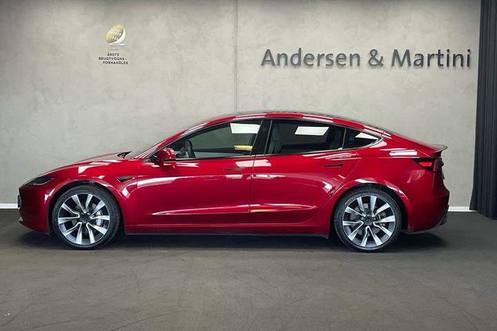Rød Tesla Model 3 fra 2023