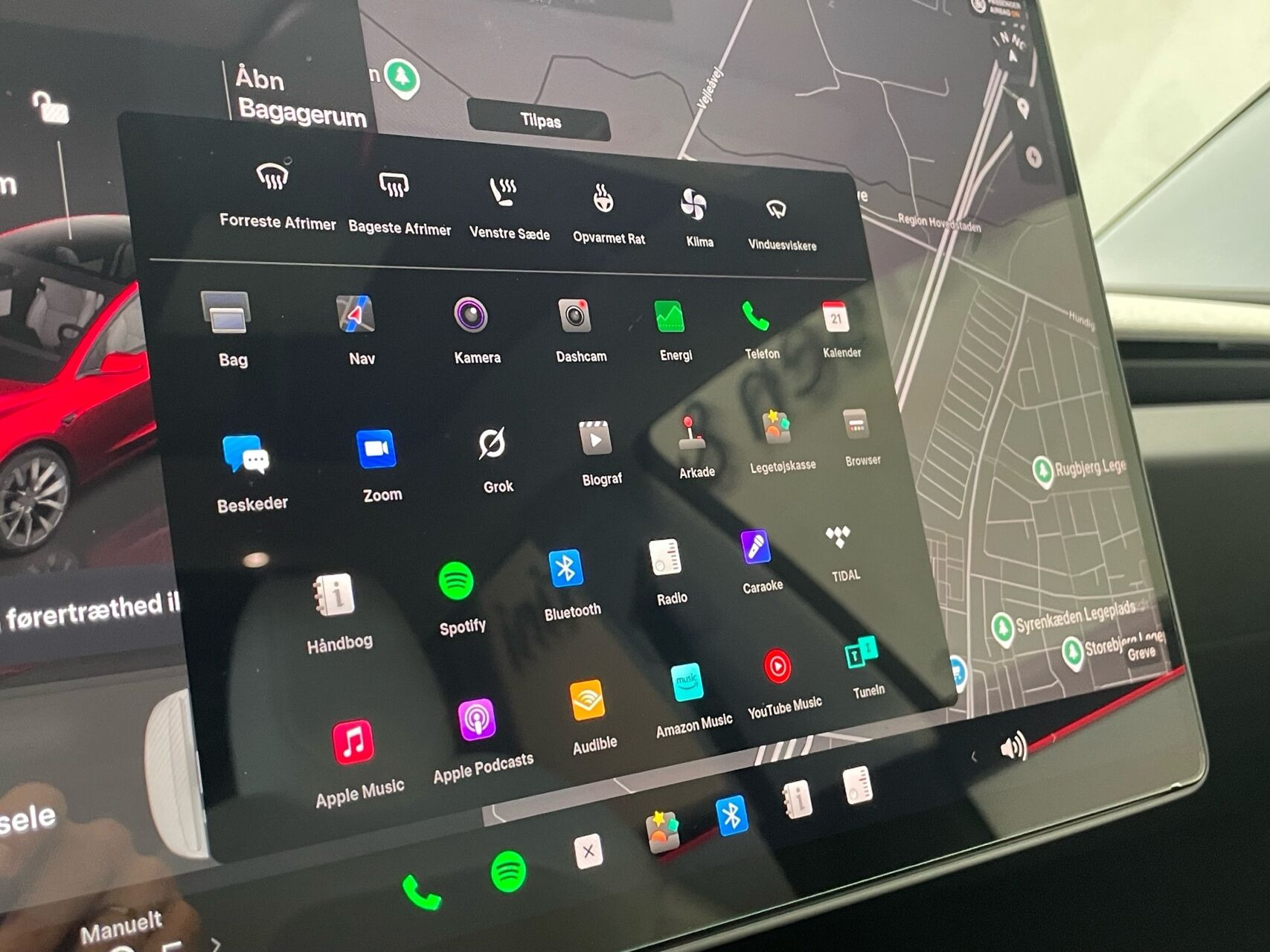 Rød Tesla Model 3 fra 2023