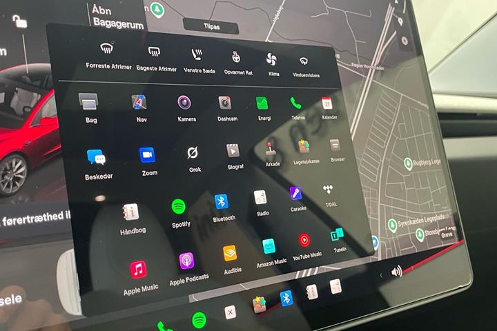 Rød Tesla Model 3 fra 2023