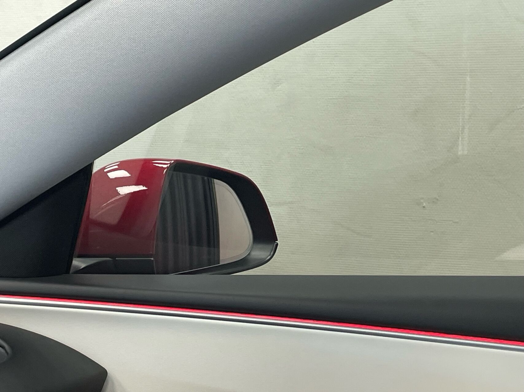 Rød Tesla Model 3 fra 2023