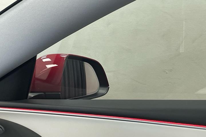 Rød Tesla Model 3 fra 2023