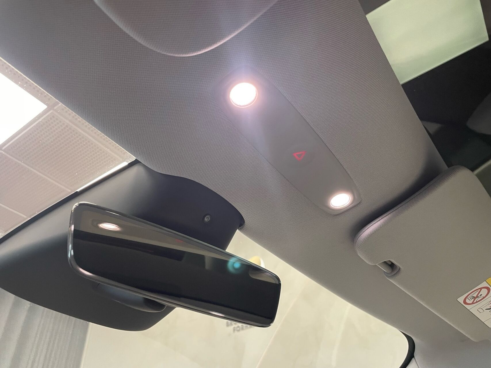 Rød Tesla Model 3 fra 2023