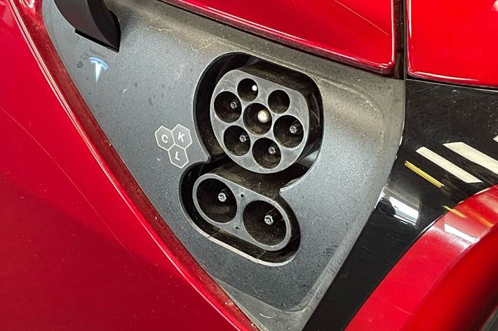 Rød Tesla Model 3 fra 2023