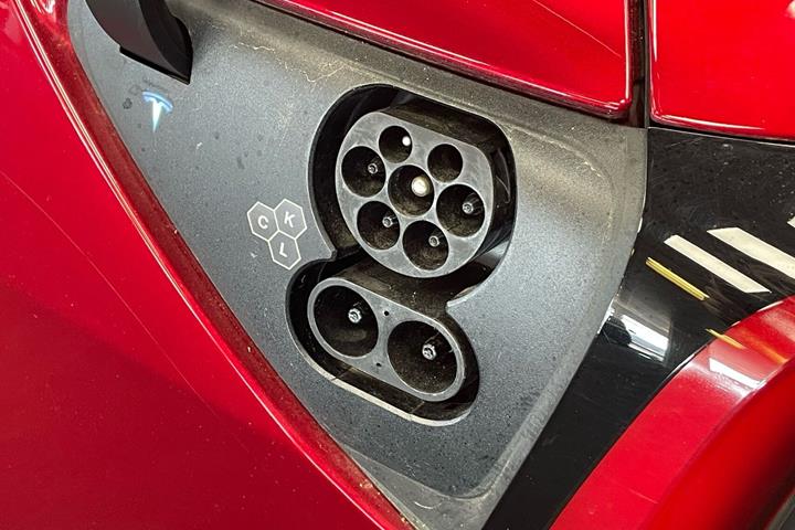 Rød Tesla Model 3 fra 2023