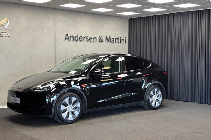 Sort Tesla Model Y fra 2024