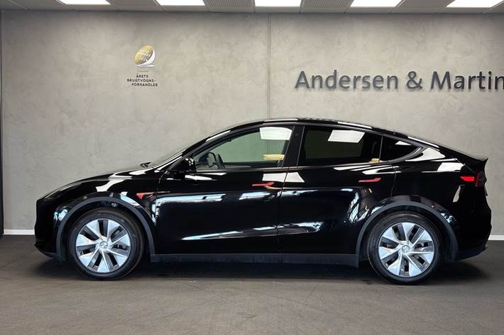 Sort Tesla Model Y fra 2024