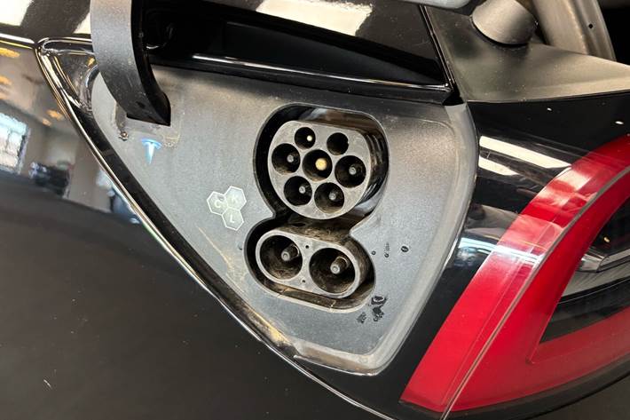 Sort Tesla Model Y fra 2024