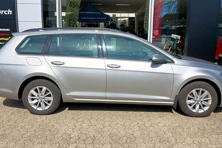 Grå VW Golf fra 2015