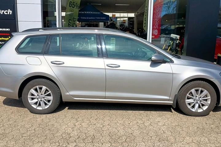 Grå VW Golf fra 2015