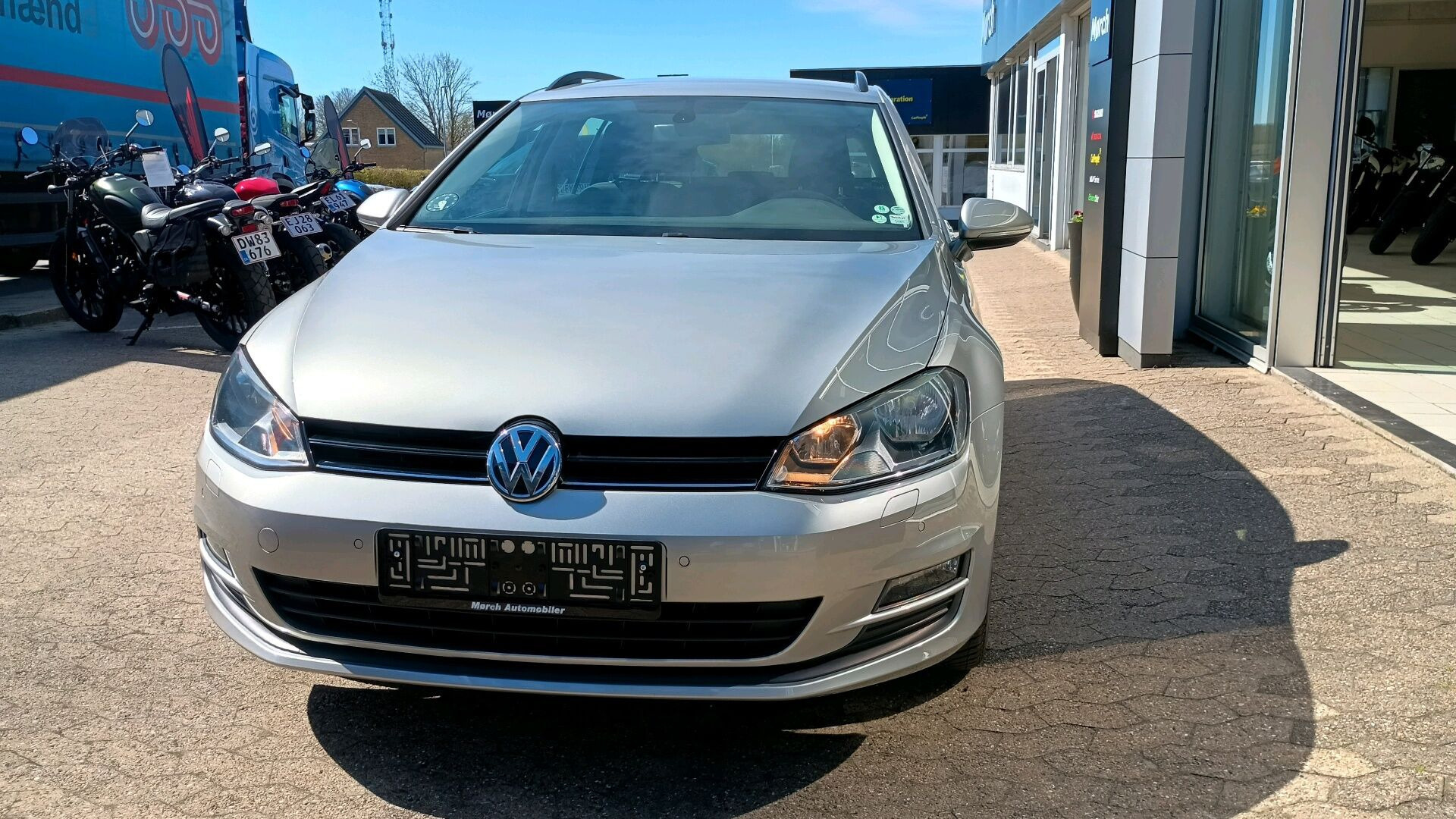 Grå VW Golf fra 2015 set udefra