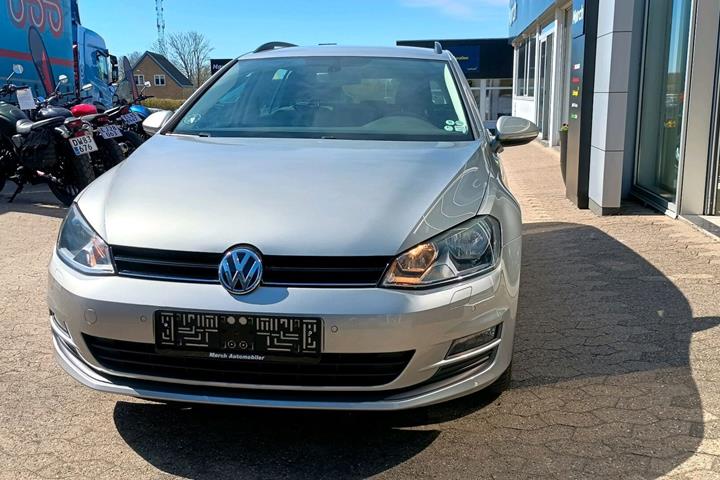Grå VW Golf fra 2015 set udefra