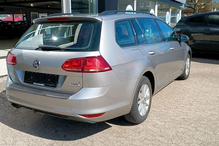 Grå VW Golf fra 2015