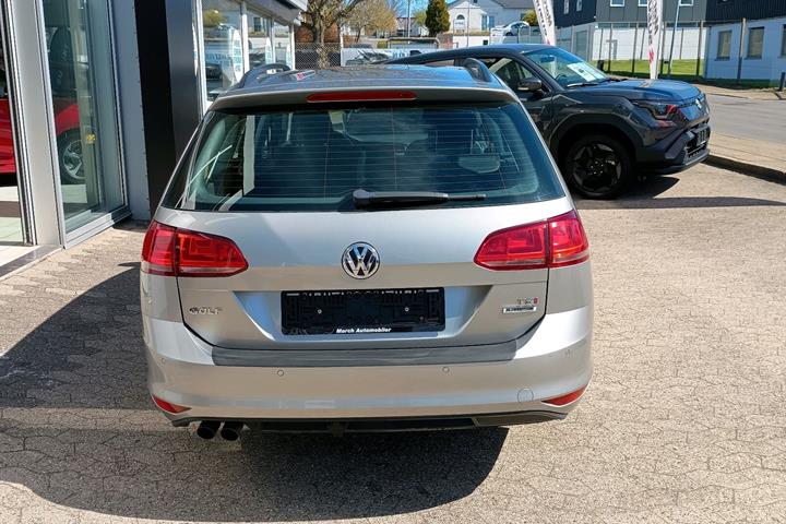 Grå VW Golf fra 2015 set udefra