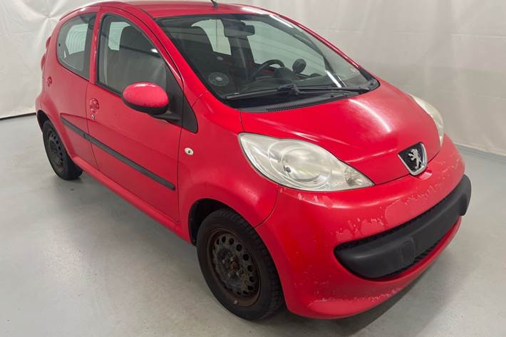 Rød Peugeot 107 fra 2008