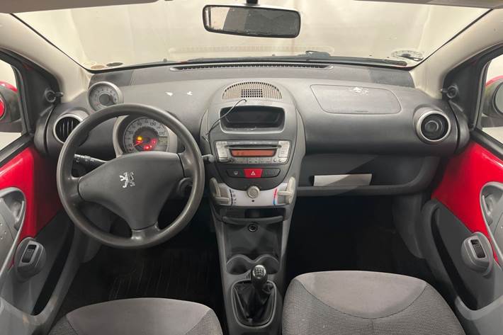 Rød Peugeot 107 fra 2008