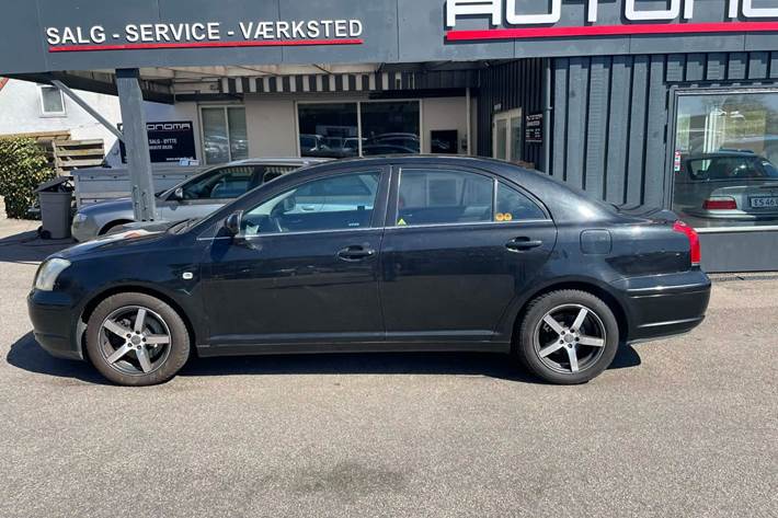 Sort Toyota Avensis fra 2005