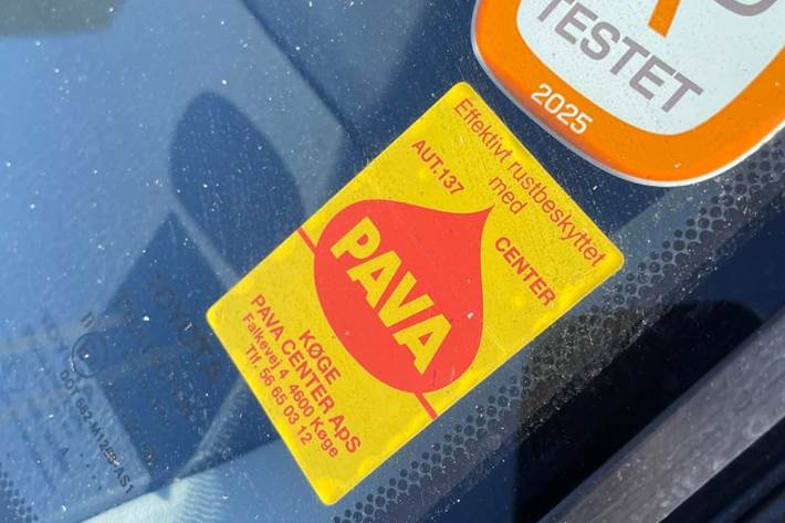 Sort Toyota Avensis fra 2005