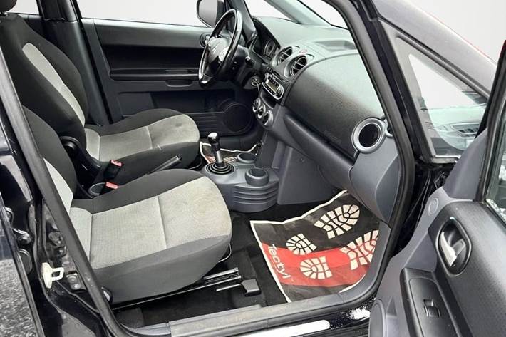 Sort Mitsubishi Colt fra 2012